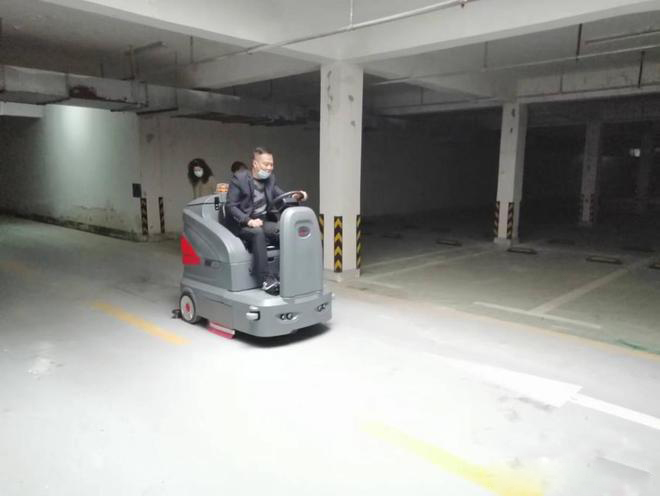 西贡小区物业保洁不用人力改用驾驶式洗地机了